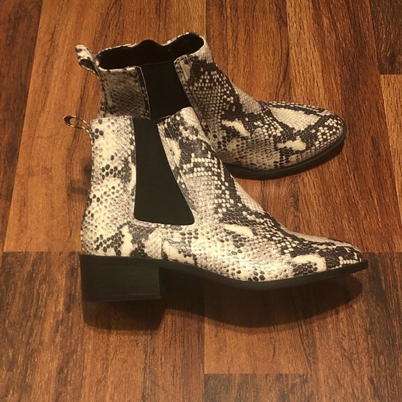Women’s Steve Madden Fall Snake Print Chelsea Boots - Picture 1 of 4
